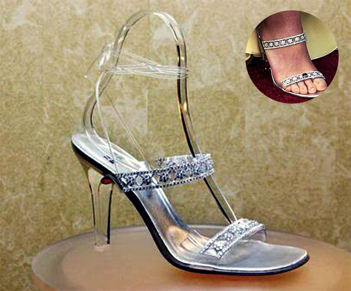 2 triệu USD cũng là giá của đôi giày Cinderella Slippers (hãng Stuart Weitzman) với trang trí 565 viên kim cương nặng 55 cara. Ảnh: Therichesst.