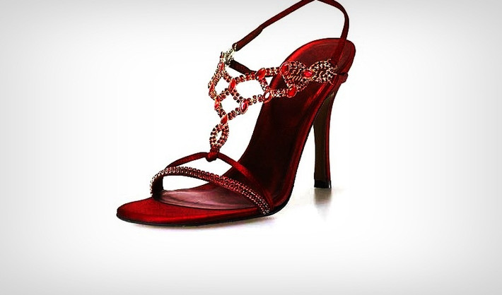 Đôi giày Ruby Slippers của hãng Stuart Weitzman (35 tỷ đồng) gây ấn tượng bởi được chế tác từ bạch kim tinh khiết, sau đó phủ satin đỏ. Ảnh: Therichesst.