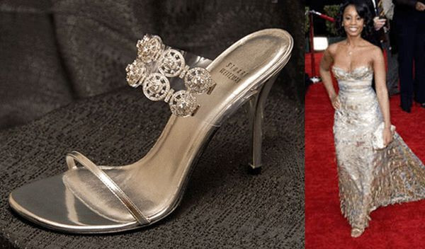 Giày Diamond Dream của Stuart Weitzman (11 tỷ đồng) là thiết kế đặc biệt dành cho "nữ hoàng" được đính lên 1.420 viên kim cương, tổng khối lượng lên tới 30 cara. Ảnh: Therichesst.