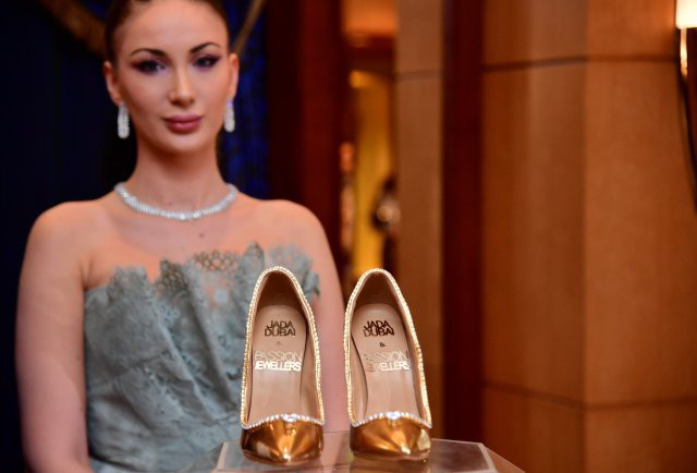 Với giá 17 triệu USD (gần 400 tỷ đồng), làm bằng da, lụa, vàng và hàng trăm viên kim cương, đôi giày cao gót của hãng Jada Dubai trở thành đôi giày cao gót đắt nhất thế giới tính đến thời điểm tháng 9/2018. Ảnh: DM.