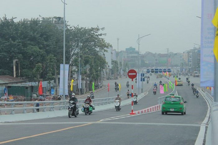 Một tuyến đường khác cũng đắt đỏ không kém là đường Vành đai 1 (đoạn Ô Đông Mác - Nguyễn Khoái) dài 570 m, rộng 50 m, khánh thành tháng 7/2016 với tổng mức đầu tư 1.139 tỷ đồng (gần 2 tỷ đồng/m). Ảnh: Bizlive.