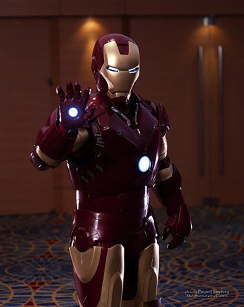 Một fan hâm mộ của phim Iron Man (Người Sắt) đã trả 2.799 USD (65 triệu đồng) cho bộ trang phục này trên eBay. Ảnh: eBay.