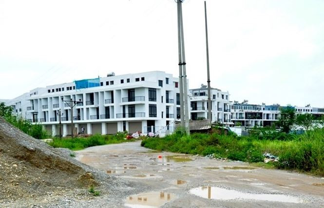 Hệ thống cơ sở hạ tầng trong khu đô thị An Sào chưa được đồng bộ, các đường vào đều có rất nhiều ổ gà, bãi cỏ. Ảnh: Tiền phong.