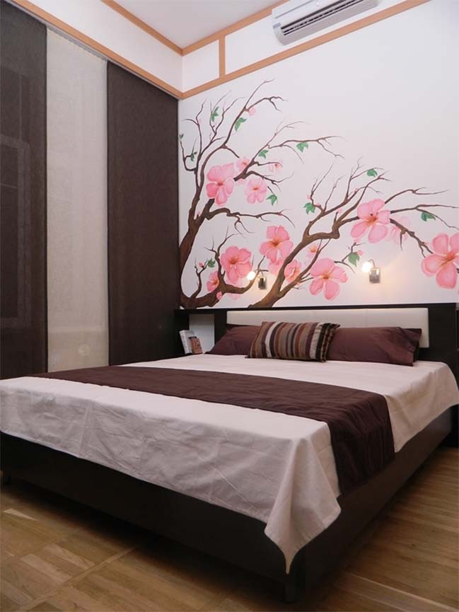 Một bức tranh vẽ tay yêu thích trên đầu giường cho phòng ngủ mang đầy tính nghệ thuật. Ảnh: Oksana Huz.