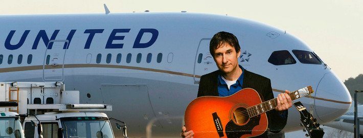 Năm 2008, nhạc sĩ Dave Carroll đã sáng tác bài hát về dịch vụ tồi tệ của United Airlines sau một chuyến bay của hãng này. Sau khi chia sẻ lên mạng xã hội, nhạc sĩ Dave Carroll đã gặp phải sự phản ứng dữ dội từ phía United Airlines. Ảnh: Sherifat Onabanjo's Blog.