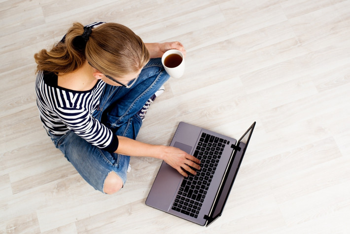 Do đặc thù liên hệ trực tuyến nên bạn cần một kết nối internet tốc độ cao. Nếu không có kết nối internet nhanh, rất có thể bạn bỏ lỡ các câu hỏi của khách hàng cũng như đơn đặt hàng. Ảnh: Entrepreneur.