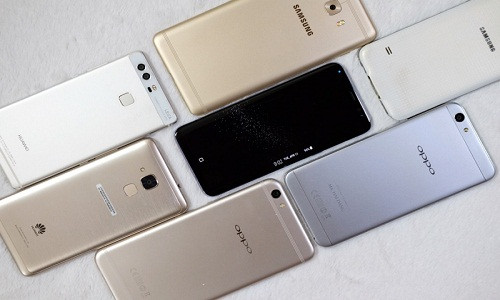 Samsung Galaxy S8 nổi bật với màn hình hiển thị được hãng gọi là Infinity Display (màn hình vô cực). Màn hình này có phần viền trên, dưới được làm mỏng lại. Bên cạnh đó, màn hình cong của máy tràn ra hai cạnh bên nên nhìn như không có viền.