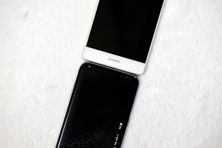 So với một siêu phẩm của chính Samsung là Galaxy S5 cách đây 3 năm, S8 cũng khá nhỏ nhắn khi so với đàn anh màn hình 5,1 inch. S8 dài hơn S8 một chút...