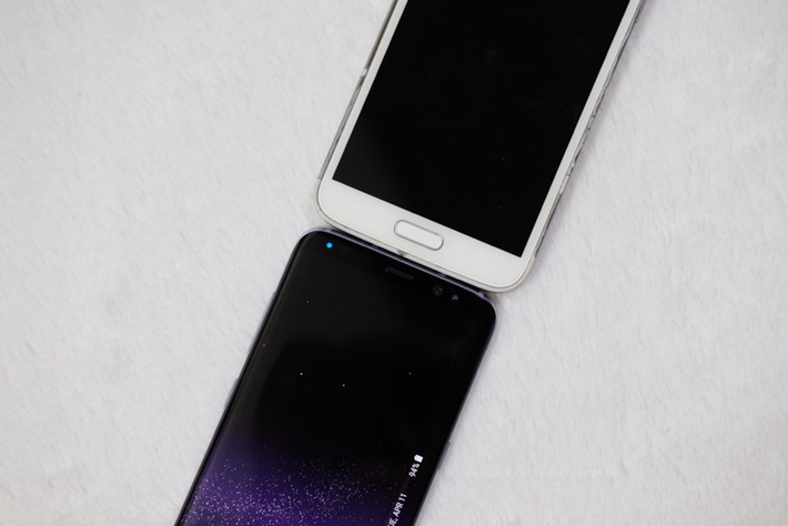 Nhìn chung, với kích thước gọn gàng, Samsung Galaxy S8 giúp người dùng sử dụng khá thoải mái bằng một tay dù máy có phần hiển thị tương đương smartphone kích thước lớn hơn. Nó cũng được thiết kế hẹp về bề ngang nên có thể cầm trọn trong tay.
