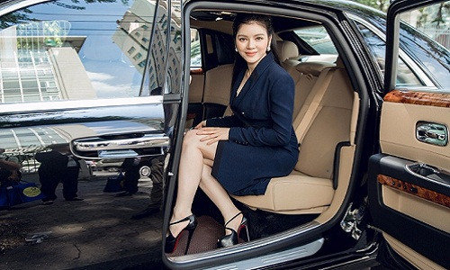 Lý Nhã Kỳ bên siêu xe Rolls-Royce phiên bản Ghost trị giá 40 tỷ. Ảnh: Dân Việt.