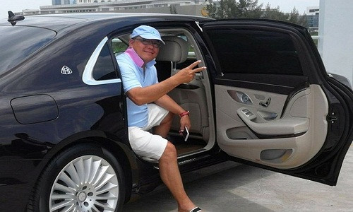 Vài năm trở lại đây, Mercedes trở thành mẫu xe siêu sang được nhiều đại gia Việt ưa thích. Vừa qua, doanh nhân Hoàng Khải (Chủ tịch tập đoàn Khải Silk) đã bổ sung vào bộ sưu tập siêu tập siêu xe của mình chiếc Mercedes-Maybach. Ảnh: Vietq.