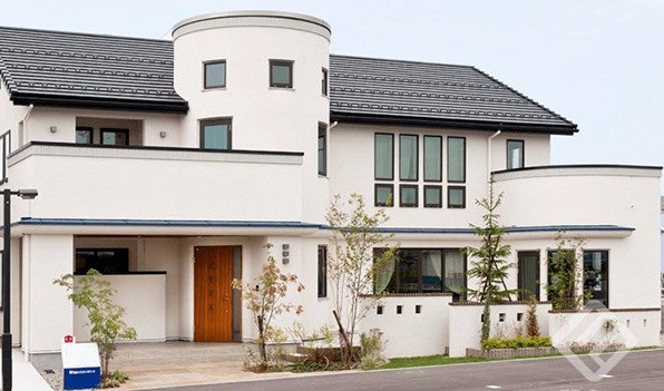 Mặt tiền được thiết kế một đường ngang cân bằng giúp nhấn mạnh hình trụ độc đáo tạo sự hiện diện mạnh mẽ trên đường phố. Ảnh: EF Group.