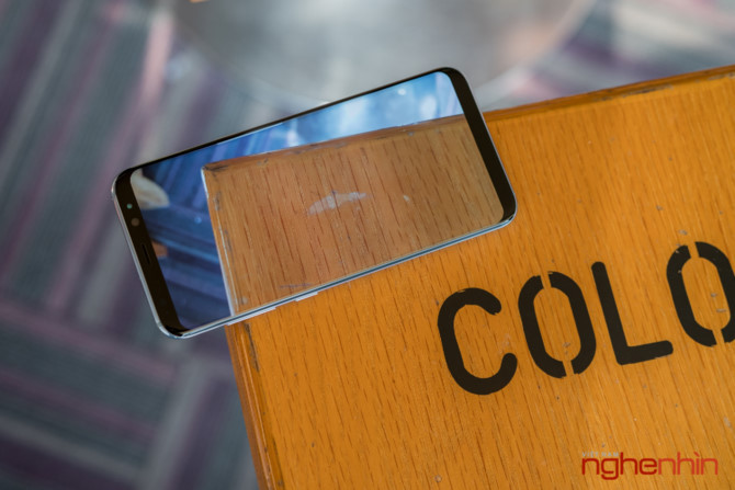 Galaxy S8+ nổi bật với thiết kế khá gọn gàng dù sở hữu màn hình lớn, màu sắc xanh san hô từng xuất hiện trên chiếc S7 edge, một lần nữa được Samsung mang lên Galaxy S8+, nhưng lần này Samsung làm cho khung viền của máy đồng màu khiến cho S8+ xanh san hô trông liền mạch và đẹp hơn.