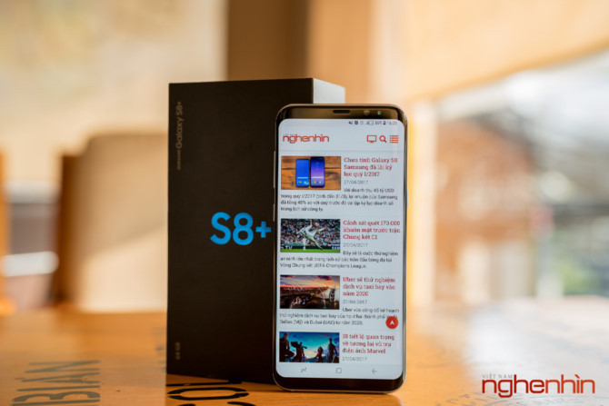 Galaxy S8+ sở hữu màn hình 6,2 inch chiếm hơn 84% diện tích mặt trước, làm cho kích thước tổng thể của máy chỉ bằng những chiếc smartphone 5,5 inch truyền thống.