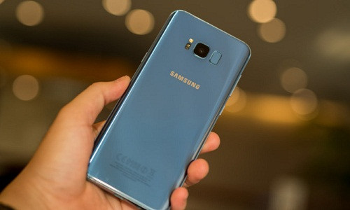 Bixby có thể kích hoạt nhanh bằng cách bấm 2 lần phím cứng dưới phím tăng giảm âm lượng.