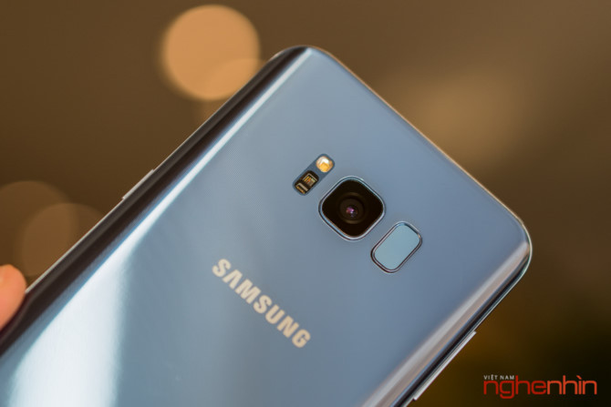 Galaxy S8+ xanh san hô bán tại Việt Nam với giá 20.490.000VND cùng với 2 màu đen và vàng, các màu khác chưa có kế hoạch cụ thể.