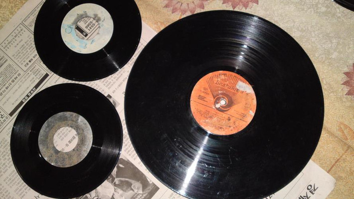Sự ra đời của CD khiến đĩa than bớt xuất hiện kể từ năm 1991. Ảnh: Rongbay.