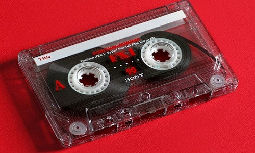 Những chiếc băng cassette hoàn toàn thống lĩnh thị trường âm nhạc trong những đầu thập niên 1990. Ảnh: Photobucket.