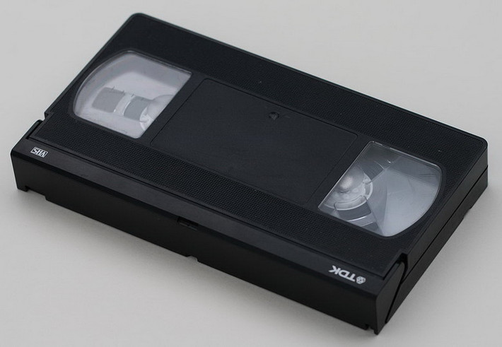 Nhắc đến những chiếc băng đĩa cổ thời xưa không thể bỏ qua băng video định dạng VHS được ưa chuộng trong thập kỷ 1980 – 1990. Ảnh: Xomco.