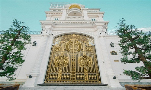 Căn biệt thự nằm ở quận 2, sát sông Sài Gòn là món quà Lý Nhã Kỳ tự thưởng cho cô sau hơn 10 năm hoạt động kinh doanh. Nhìn từ bên ngoài, công trình kiến trúc nổi bật với gam màu trắng. Từ một ngôi nhà mua lại, cô đã mất hai năm để sửa, thiết kế lại toàn bộ. Tổng diện tích nhà, kể cả sân vườn là 600 mét vuông.