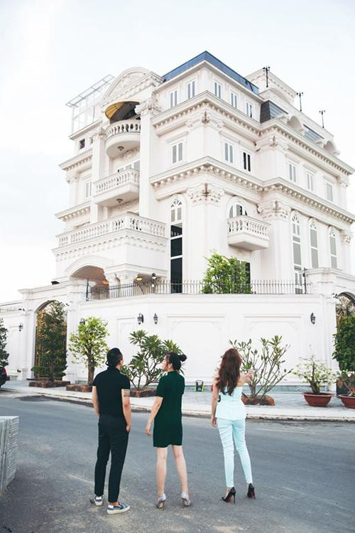 Bên ngoài ngôi nhà của Lý Nhã Kỳ nguy nga như một lâu đài.