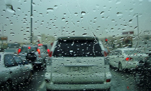 Không nhất thiết phải đứng dưới trời mưa, người chụp có thể đứng trong nhà, trong ô tô chụp xuyên qua cửa kính. Ảnh: The Pan-Arabia Enquirer.