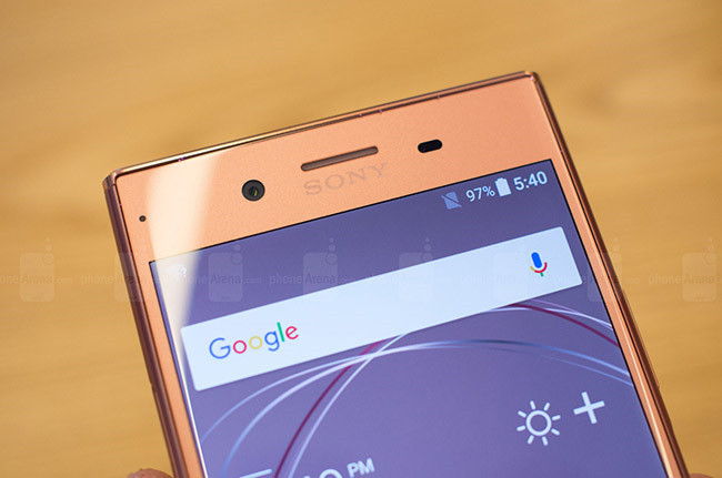 Màu hồng vàng của Xperia XZ Premium nhìn rất thú vị, nhưng đây không phải là màu sắc dành cho tất cả mọi người.