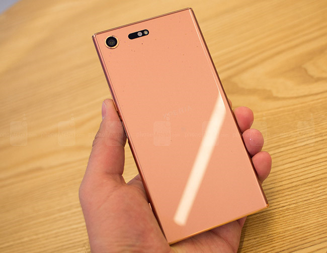Sony cho biết Xperia XZ Premium màu hồng vàng chỉ có mặt tại một số thị trường nhất định.