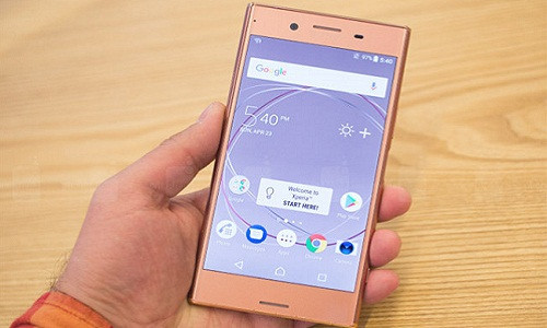 Ngày 28/4, tại một sự kiện do Sony tổ chức, các phóng viên công nghệ đã có điều kiện “mục sở thị” chiếc Sony Xperia XZ Premium màu hồng vàng. Smartphone này vốn chỉ có các màu đen và bạc.