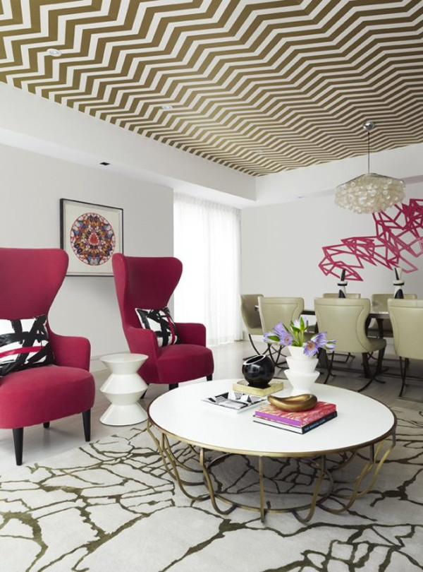 Không gian nhà đẹp hơn, trẻ trung và hiện đại hơn với họa tiết zigzag của giấy dán tường trên trần. Càng đẹp và tinh tế hơn khi màu của họa tiết trần cùng tông với sàn nhà.
