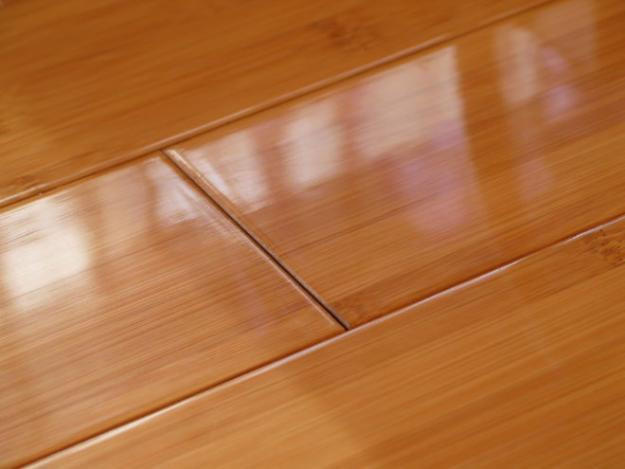 Hầu hết sàn gỗ chính hãng trên thị trường có độ dày từ 8 - 12 mm và độ dài ván lớn hơn 1200 mm. Những mẫu sàn gỗ công nghiệp dày 7 - 9 mm rất ít. Ảnh: Huynhgiamoc.