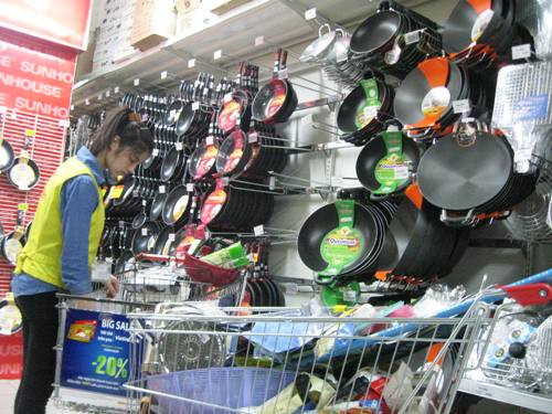 Hàng trăm nhãn hàng thời trang, điện máy, ẩm thực, đồ gia dụng và khu vui chơi giải trí đều được giảm giá. Ảnh: Zing.