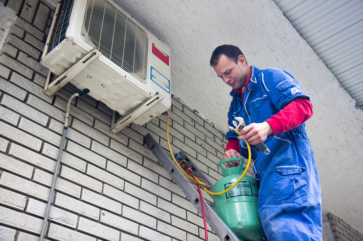 Bạn cần nắm rõ quy trình nạp ga, bơm ga điều hòa để thuận tiện giám sát và kiểm tra tránh trường hợp thợ bơm thiếu gas. Để đảm bảo nạp đủ ga không thừa cũng không thiếu, người ta sử dụng một dây dài gắn vào đồng hồ đo, một đầu còn lại gắn vào dàn nóng tại đai ốc nạp ga. Ảnh: Spring Hill.