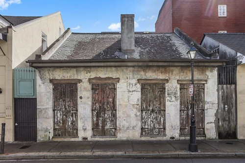 Bất cứ ai đi qua căn nhà của kiến trúc sư - Brian Swier tại New Orleans (Mỹ) cũng sẽ phải ngạc nhiên bởi sự cũ nát không khác gì một ngôi nhà ổ chuột rẻ tiền. Thế nhưng, nội thất bên trong căn nhà lại khiến chúng ta kinh ngạc.