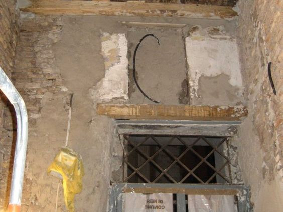 Ngôi nhà có diện tích “tí hon”, chỉ khoảng 7m2, nhìn từ bên ngoài vào khá tối tăm và bí hiểm.