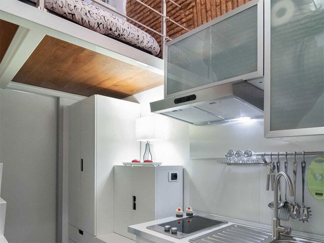 Căn hộ vẫn có một căn bếp hiện đại, phòng ngủ và những thiết bị cần thiết cho cuộc sống hằng ngày.