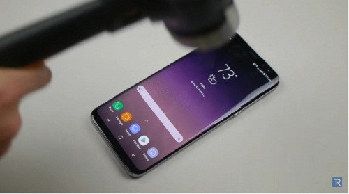 Ban đầu, màn hình Samsung Galaxy S8 vẫn thể hiện khả năng chống va đập rất tốt. Ảnh: Youtube.