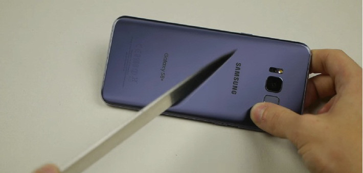 Ở mặt lưng, TechRax thực hiện các vết cắt. Lúc đầu Galaxy S8 Plus tỏ ra rất cứng cỏi, thể hiện khả năng chống trầy xướt cực tốt. Ảnh: Youtube.