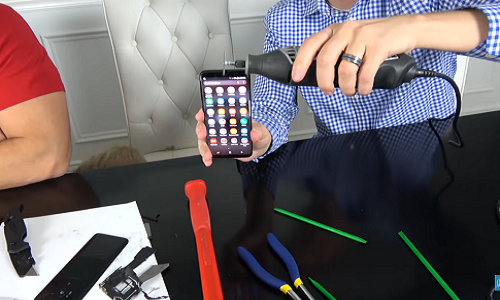 Dùng máy cắt để phá Samsung Galaxy S8 không thương tiếc. Ảnh: Techz.