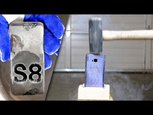 Galaxy S8 chứng minh độ mạnh mẽ với việc đối đầu với búa thần. Ảnh: Youtube.