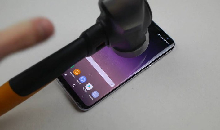 Ngay sau khi Samsung Galaxy S8 ra mắt, Youtuber TechRax lại thực hiện màn tra tấn siêu phẩm của ông lớn Hàn Quốc bằng dao và bứa. TechRax dùng búa đập lên màn hình. Ảnh: Fpt.