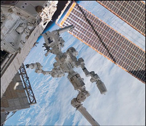 Robot hoạt động trên Trạm vũ trụ Quốc tế Canadarm2. Ảnh: NASA.