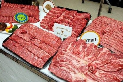 Với nhu cầu ngày càng tăng cao, thịt bò Úc nhập khẩu là mảnh đất màu mỡ cho các nhà kinh doanh. Tuy nhiên, việc nhập khẩu thịt bò Úc khá phức tạp nên không ít người bán trục lợi bằng cách bán sản phẩm không đảm bảo chất lượng dưới nhãn mác bò Úc. Vậy làm thế nào để nhận biết thịt bò Úc đạt tiêu chuẩn bằng mắt thường? Ảnh: Thucphamdenhat.
