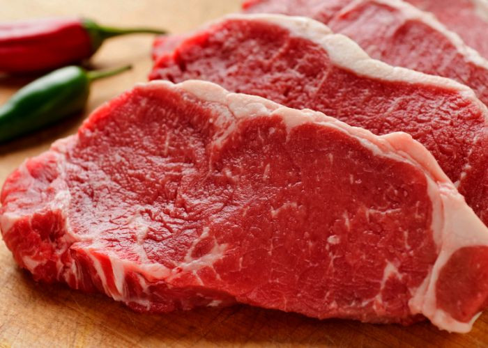 Ngoài ra, người tiêu dùng có thể dựa vào đặc điểm trên miếng thịt bò để nhận biết. Về màu sắc, thịt bò Úc nhập khẩu có màu hồng tươi sáng hơn trong khi thịt bò nội địa có màu đỏ sẫm. Ảnh: Hieuhaifood.