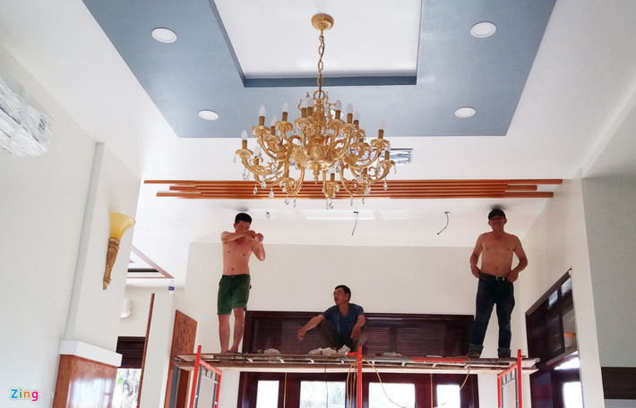 Nhiều đồ gỗ được dùng trang trí trên trần nhà bếp.