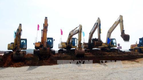 Hàng loạt máy móc tham gia động thổ xây dựng trang trại chăn nuôi lợn kỹ thuật cao của Tập đoàn Masan tại Nghệ An. Ảnh: Tá Chuyên/TTXVN.