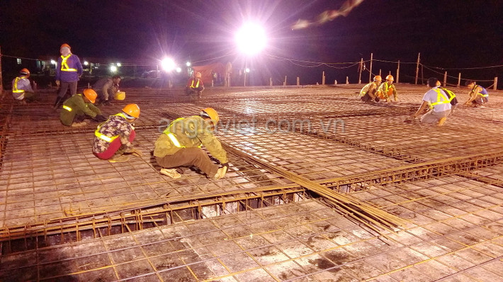 Công trường hối hả khi vào đêm. Ảnh: Angiaviet.