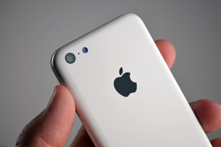 iPhone tạo ra hơn 60% tổng doanh thu của Apple. Ảnh: Gigjets.