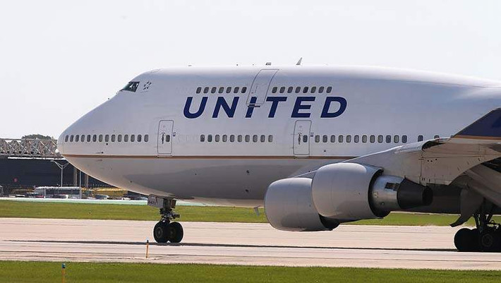 Chưa hết, nhân viên Otto N của hãng United Airlines còn bị chỉ trích khi cư xử thô lỗ với khách hàng. Cụ thể một hành khách bị hoãn chuyến bay và kiến nghị với nhân viên chăm sóc khách hàng. Nhân viên này không đưa ra lời giải thích rõ ràng mà đe dọa gạch tên hành khách đó ra khỏi chuyến bay. Ảnh: Printest.