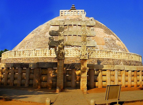 Sanchi Stupa là ngôi nhà bằng đá cổ nhất tại Ấn Độ. Ngôi nhà được Vua Ashoka Đại Đế cho xây dựng vào thế kỷ thứ 3 trước công nguyên. Nhà có bốn cổng trang trí và một lan can bao quanh. Ảnh: Wonderslist.